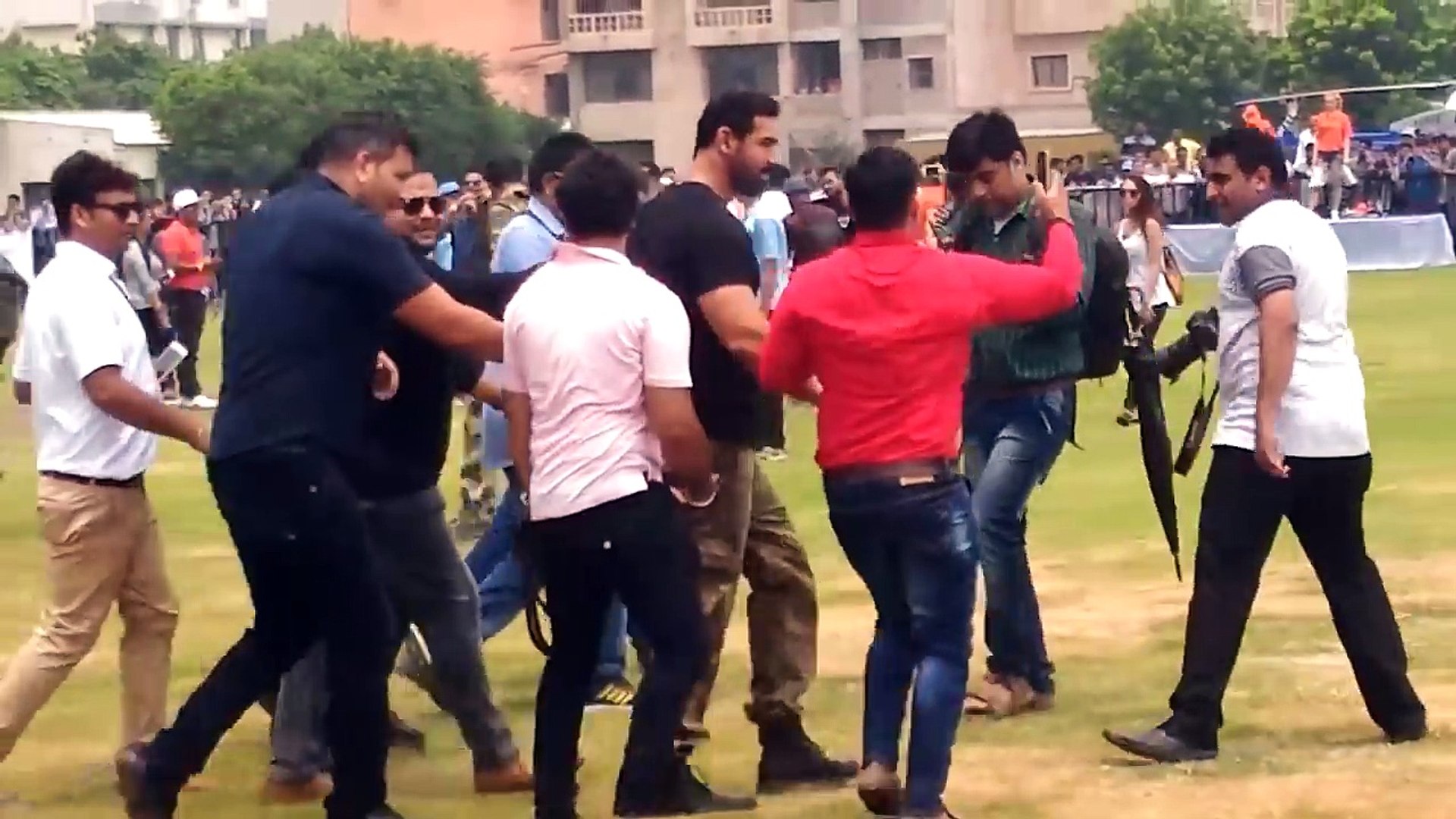 Bollywood latest news!!Bollywood actors fight in public