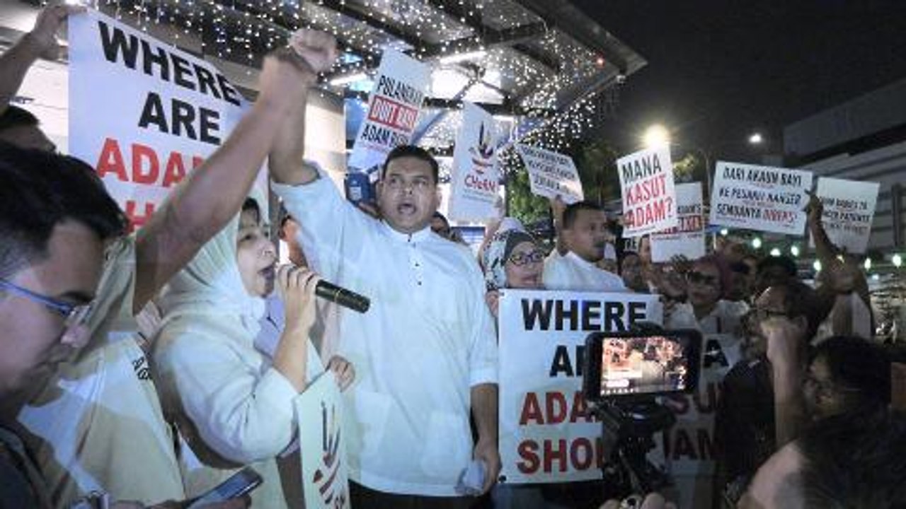 Najib’s supporters lodge police reports against PM and MACC chief