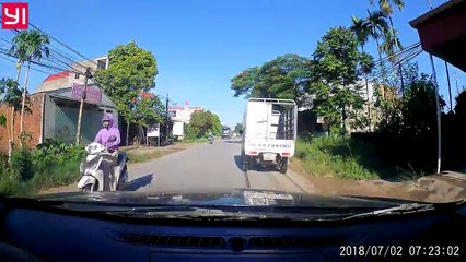 Il tombe en scooter entre deux poids lourd... chanceux
