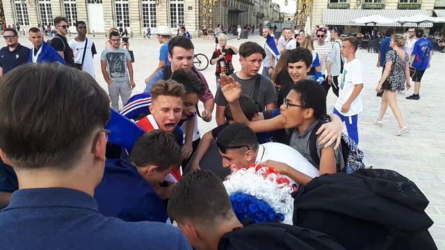 Explosion de joie place Stanislas après la victoire des Bleus face à l'Uruguay
