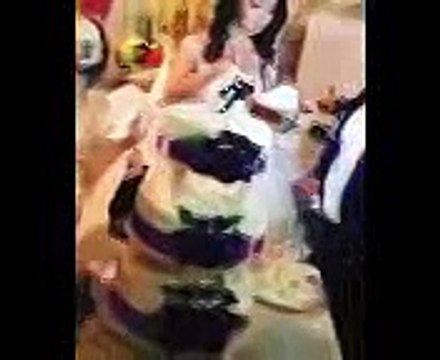 أغبى عريس في العالم حسيت عروسته رح تبكي على حظها. . شوفوا شو عمل فيها بالحفلة