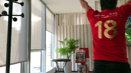Stéphane Pauwels fête le but des Belges dans les coulisses de la chaîne l'Equipe