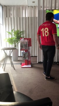 Stéphane Pauwels fête le deuxième but de De Bruyne contre le Brésil dans les coulisses de l'Equipe