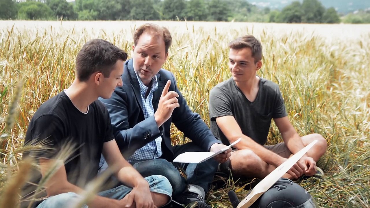 Ist unsere FLIEGENDE BADEWANNE ILLEGAL?! | RECHTSANWALT reagiert auf unsere menschliche Drohne