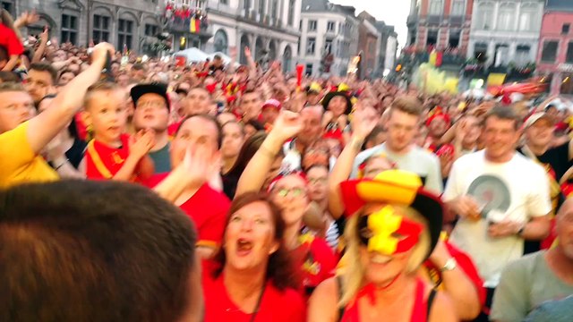Mons : Belgique-Brésil (2-1) Les supporters en forme sur la Grand-Place (2/4) . Vidéo A.E. Ghislain