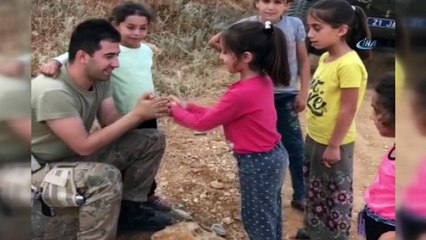 Devriye görevindeki asker, kız çocuğuyla “şaşırtmacalar” oyununu oynadı