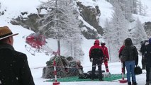 Swiss resorts cut off by heavy snow (footage)