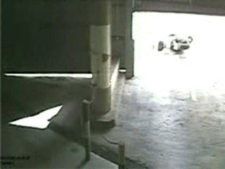 Régis En Scooter VS La Porte Garage