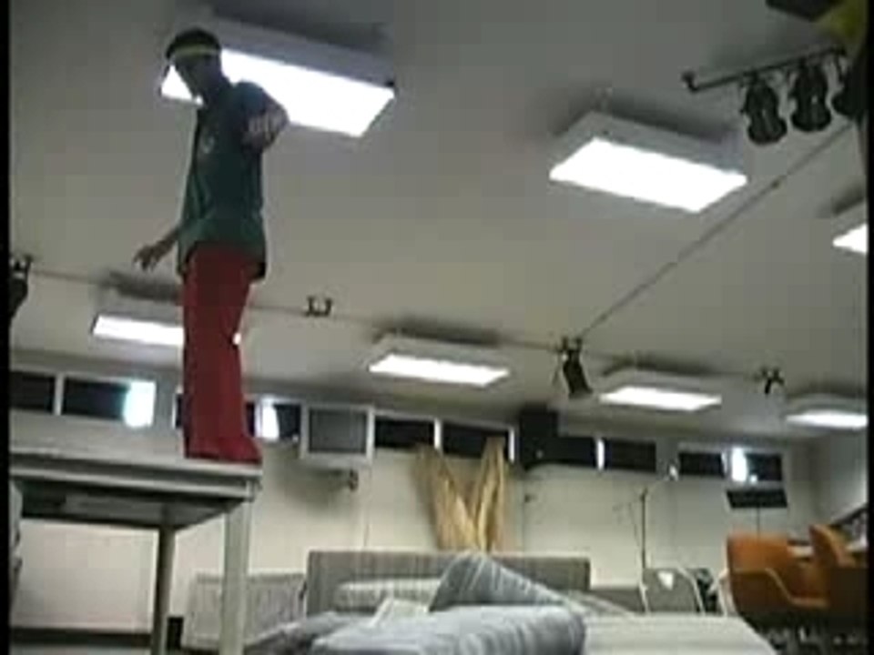 Régis Fait Un Backflip Sur Une Table