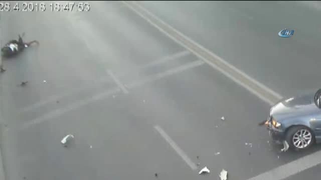 Otomobile Çarpan Motosikletli Yola Savruldu...kaza Anı Kameralara Yansıdı