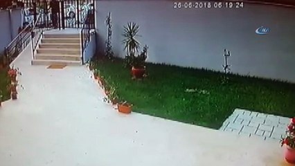 Poşetle girdiği binadan bir bavul ayakkabı çalarak çıktı