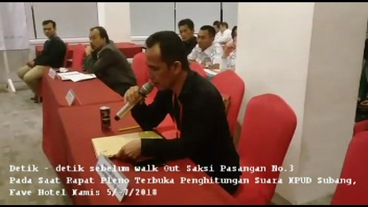 Detik - detik Walkout Saksi Paslon No. 3 dalam Rapat Pleno Terbuka Pilkada Subang
