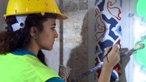 532 yıllık caminin duvarlarını kadın nakkaşlar renklendiriyor