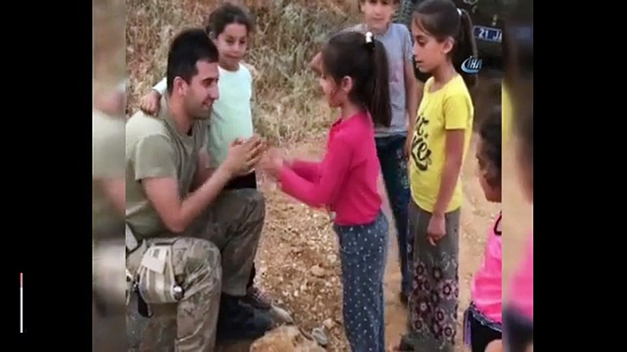 Kahraman Mehmetçik çocuklarla oyun oynadı... İşte o renkli görüntüler