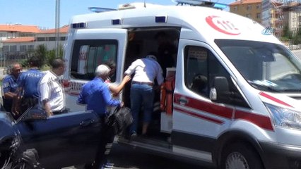 Lüks otomobil, belediye otobüsüne çarptı: 2 yaralı