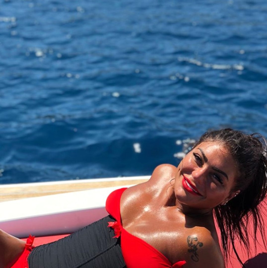 Sosyetik Guzel Sureyya Yalcin 7 Kiloluk Plaj Kiyafeti Giydi Dailymotion Video