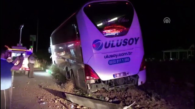 Otobüs traktörle çarpıştı: 2 ölü, 3 yaralı - AFYONKARAHİSAR