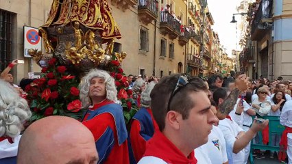Jota a San Fermín durante la procesión del día 7