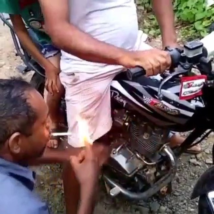 Il allume sa clope avec son doigt en feu... La classe