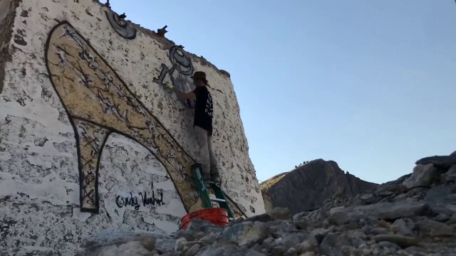 Ils transforment des ruines en oeuvres d'art géantes