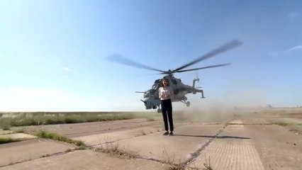 Cette journaliste russe va avoir très chaud au passage d'un hélicoptère en pleine interview