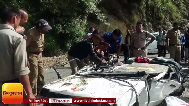 चालक की कार खाई में गिरने से हुई मौत,कटर से कार को काट कर निकाला गया शव