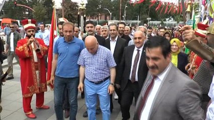 Esmek kursiyerleri el emeklerini sergiledi