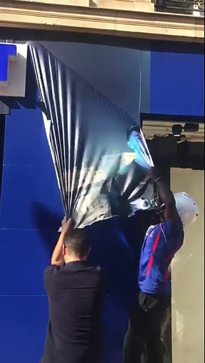 Des supporters parisiens se sont introduits à Intersport pour arracher des affiches pour le nouveau maillot de l'Olympique de Marseille.