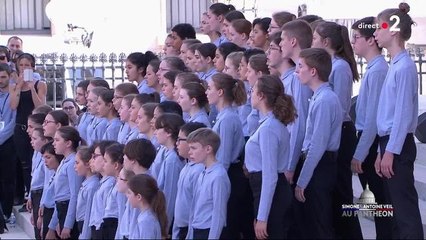VIDEO. Simone Veil au Panthéon : la très émouvante chanson "Nuit et Brouillard" de Jean Ferrat