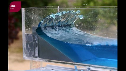 Il teste différentes protections contre les vagues