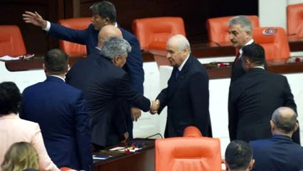 İyi Parti Milletvekili Bahçeli'nin Elini Öptü