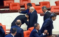İYİ Parti Milletvekili, MHP Lideri Devlet Bahçeli'nin Elini Öptü