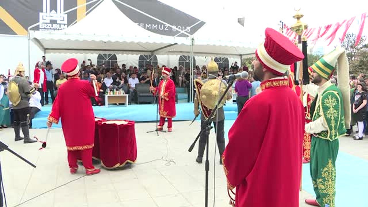 Esmek Yıl Sonu Sergisine Mehteranlı Açılış