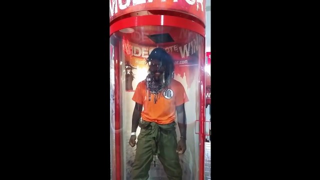 Transforme toi en Super Saiyan dans cette cabine ! Le rêve ! Dragon Ball