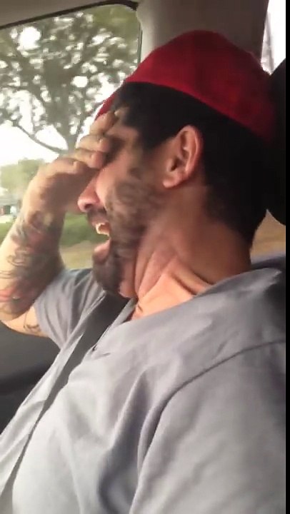 Papa mime son fils en train d'hurler dans la voiture !