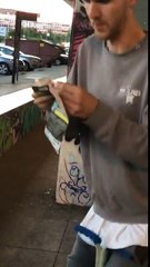 Rouler sa clope en sautant sur place ! Il y arrive !