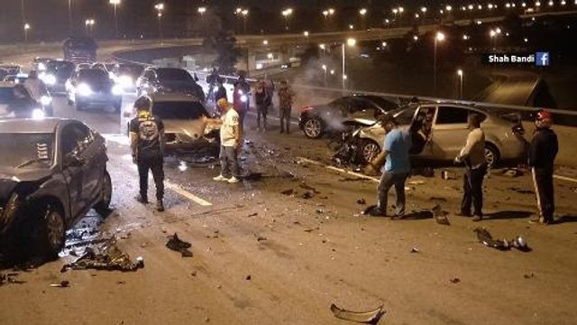 Car drives against traffic on Mex highway, causes five-vehicle pileup and one fatality