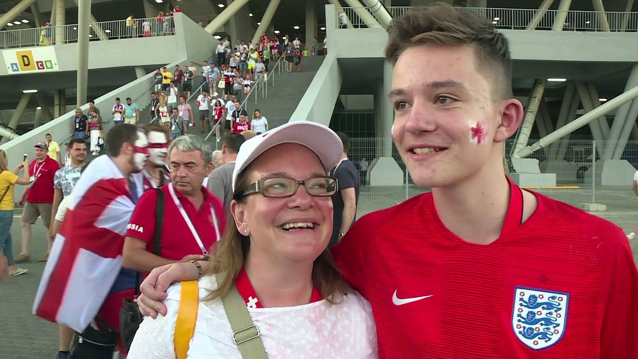 Hinchas ingleses celebran la semifinal, suecos vuelven a casa