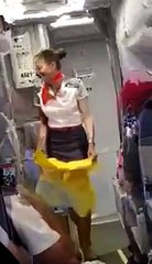 Des supporters brésiliens s'amusent avec une hôtesse de l'air Russe