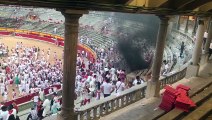 Un incendio en el callejón de la plaza de toros hace saltar las alarmas durante la primera salida de las peñas de San Fermín