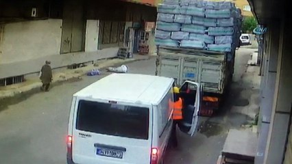 Kamyonun sürücüsü baretli hırsızlara suçüstü yaptı