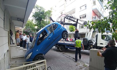 Fren yerine gaza bastı, apartman boşluğuna uçtu