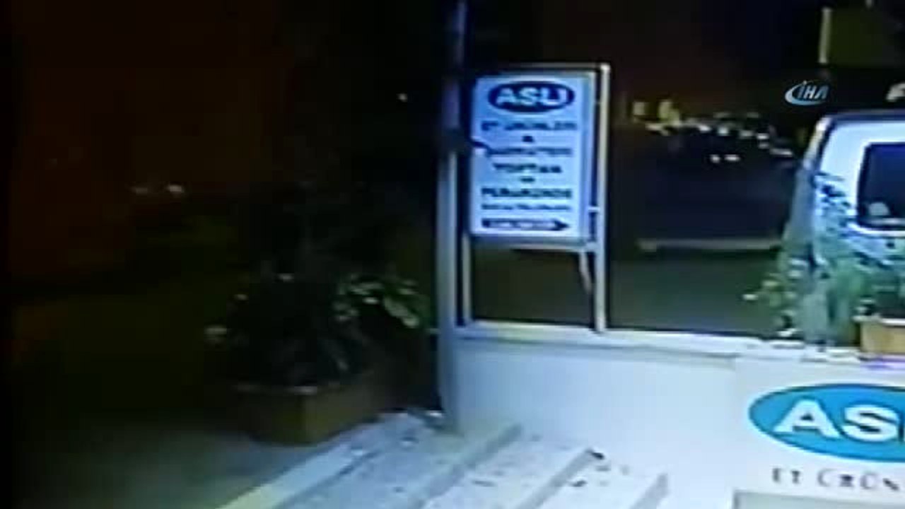 Üsküdar'da Park Halindeki Araçların Lastiğini Kesen Şahıs Yakalandı