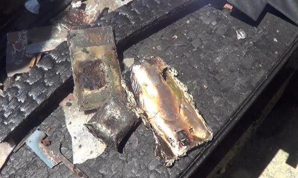 Şarjdaki cep telefonu bomba gibi patladı