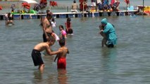 Havaların ısınmasıyla vatandaşlar Hazar Gölü'ne akın etti