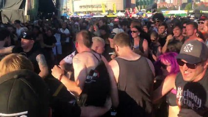 Essayer de manger des céréales durant un moshpit