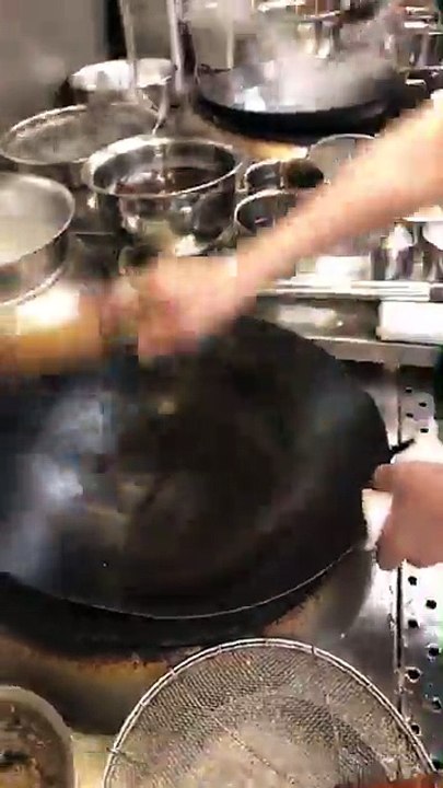 Stir-fried rice noodles with shrimp and eggs LIVE from 飲茶 Yum Cha from Hong Kong Island!