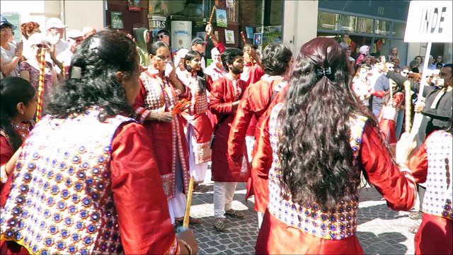 Le folklore s’invite au marché de Romans-sur-Isère