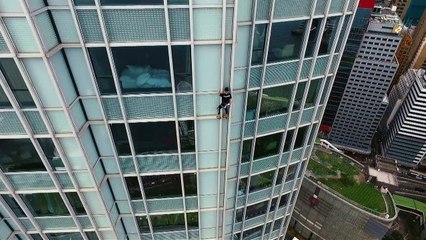French spiderman scales Hong Kong hotel