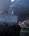 نشرت الفنانة غادة عبد الرازق، عبر حسابها على موقع تبادل الصور إنستجرام، فيديو خلال قفزها فى البحر من فوق إحدى الصخور.